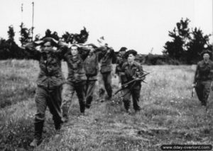 27 juin 1944 : pendant l'opération Epsom, des soldats de la 12ème S.S. Panzerdivision Hitlerjugend faits prisonniers dans le secteur de Cheux. Photo : IWM