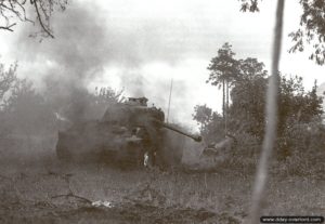 27 juin 1944 : un char Panther du I-3 de la 2ème S.S. Panzerdivision détruit au sud de Cheux termine de se consumer. Photo : IWM