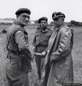 27 juin 1944 : pendant l'opération Epsom, des soldats de la 12ème S.S. Panzerdivision Hitlerjugend faits prisonniers dans le secteur de Cheux. Photo : IWM