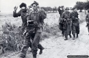 27 juin 1944 : pendant l'opération Epsom, des soldats de la 12ème S.S. Panzerdivision Hitlerjugend faits prisonniers dans le secteur de Cheux. Photo : IWM