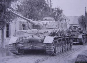 Juillet 1944 : un char Panzer IV au sud de Cheux. Photo : IWM