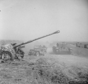 8 août 1944 : un char Cromwell et une Jeep à proximité d’un canon Pak 43 de 88 mm abandonné pendant l’opération Totalize. Photo : IWM