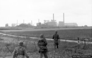 Des soldats allemands progressent à proximité des usines métallurgiques de Colombelles. Photo : Bundesarchiv