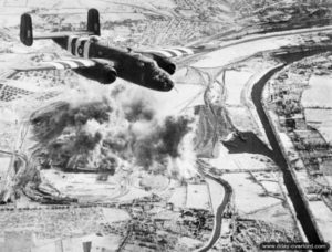 22 juin 1944 : photo infrarouge d’un North American Mitchell Mk II, FV970 ‘NO-K’ du No. 320 Squadron (hollandais) de la RAF lors d’un bombardement de l’usine métallurgique. Photo : IWM