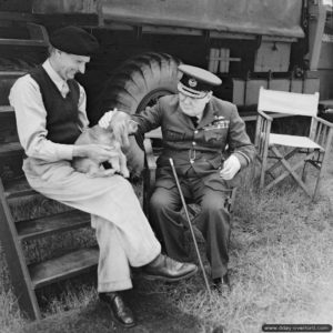 7 août 1944 : le Premier Ministre Winston Churchill et le général Montgomery avec « Rommel », le chien de Monty. Photo : IWM