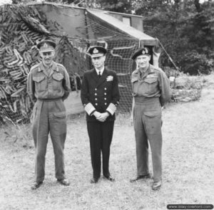 Le roi George IV rend visite au général Montgomery et au général Dempsey à Creully. Photo : IWM