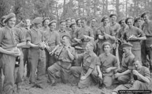 14 juillet 1944 : des hommes de la Defence Company des 2nd Army Headquarters savourent une bière bien méritée à Creully. Photo : IWM