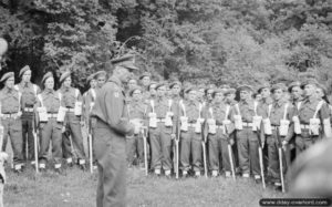 6 juillet 1944 : le général Miles Dempsey s’adresse aux hommes de l’état-major de la 2nd Army à Creully. Photo : IWM
