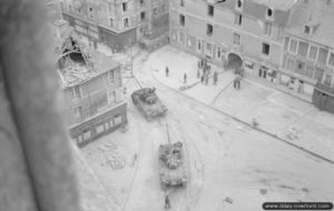 8 juin 1944 : des chars Sherman progressent dans Douvres-la-Délivrande. Photo : IWM
