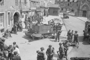 13 juin 1944 : un Universal Carrier est réparé dans Douvres-la-Délivrande au milieu des soldats prenant une pause. Photo : IWM