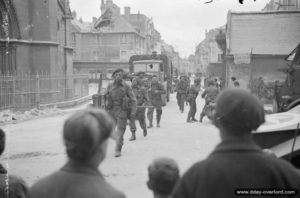 7 juin 1944 : des soldats du No 46 (Royal Marine) Commando, 4th Special Service Brigade traversent Douvres-la-Délivrande. Photo : IWM