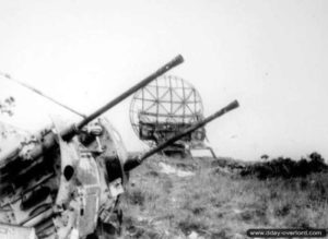 L’un des deux radars Würzburg Riese FuSE 65 courte portée de Douvres-la-Délivrande et un canon antiaérien. Photo : DR