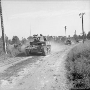 18 juillet 1944 : un char de reconnaissance Stuart progresse en direction d’Escoville pendant l’opération Goodwood. Photo : IWM