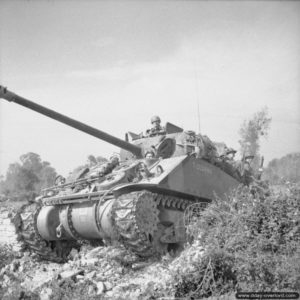 18 juillet 1944 : un char Sherman Firefly dans le secteur d’Escoville pendant l’opération Goodwood. Photo : IWM