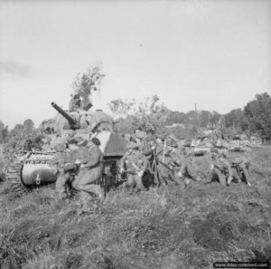 18 juillet 1944 : l’infanterie s’apprête à embarquer sur les blindés au début de l’opération Goodwood. Photo : IWM