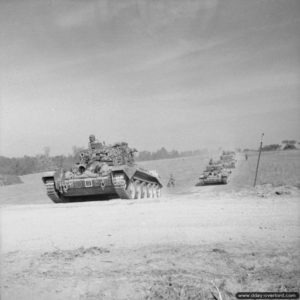 18 juillet 1944 : des chars Cromwell du 2nd Armoured Reconnaissance Battalion des Welsh Guards progresse en direction d’Escoville pendant l’opération Goodwood. Photo : IWM