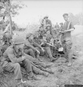 16 juillet 1944 : un sergent du Royal Welch Fusiliers donne ses ordres à son groupe avant l’attaque de la commune d’Evrecy. Photo : IWM