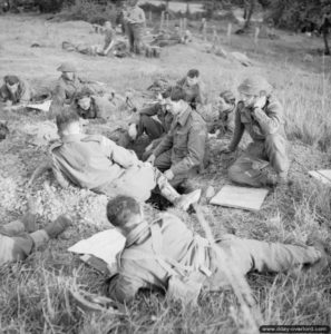 16 juillet 1944 : le colonel J. A. Rice-Evans, commandant un bataillon au sein du Royal Welch Fusiliers, 53rd Division, donne ses ordres à ses officiers avant l’attaque de la commune d’Evrecy. Photo : IWM