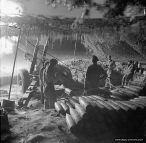 16 juillet 1944 : un canon de 5.5-inch ouvre le feu pendant l’offensive de la vallée de l’Odon près d’Evrecy. Photo : IWM