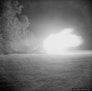 16 juillet 1944 : un canon de 5.5-inch ouvre le feu pendant l’offensive de la vallée de l’Odon près d’Evrecy. Photo : IWM