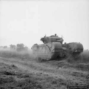 16 juillet 1944 : des chars Churchill progressent durant l’attaque de la commune d’Evrecy. Photo : IWM