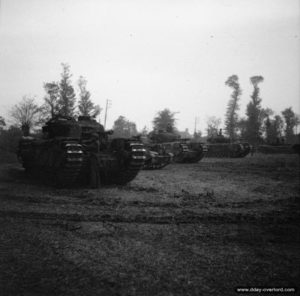 15 juillet 1944 : des chars Churchill se préparent à attaquer la cote 113. Photo : IWM