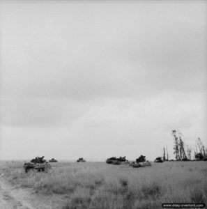 16 juillet 1944 : des chars Sherman progressent durant l’attaque de la commune d’Evrecy. Photo : IWM