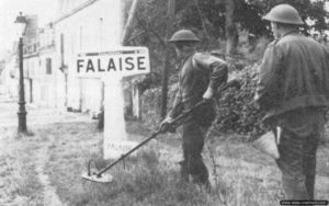 Des sapeurs inspectent les abords de l’une des entrées de la ville de Falaise pour détecter d’éventuelles mines. Photo : US National Archives