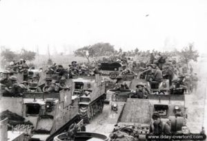 7 août 1944 : des soldats de la 4th Infantry Brigade embarqués à bord de véhicules de combat d’infanterie Kangaroo avant le lancement de l’opération Totalize. Photo : Archives Canada