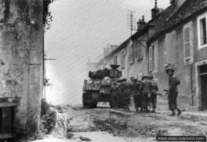 17 août 1944 : un char Sherman appartenant au régiment Fusiliers de Sherbrooke appuie des soldats du régiment Fusiliers Mont-Royal dans les rues de Falaise. Photo : IWM