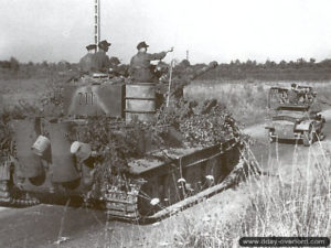 Juillet 1944 : une colonne allemande avec le char Tigre 211 du Schwere Panzer-Abteilung 102 en route vers Falaise. Photo : Bundesarchiv