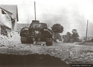 Le char Panther G « 249 » progresse au centre du village de Fontenay-le-Pesnel. Photo : Bundesarchiv
