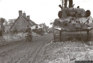 27 juin 1944 : chars Sherman détruits après un duel avec le char Panther visible derrière appartenant au Kampfgruppe Wünsche. Photo : Bundesarchiv