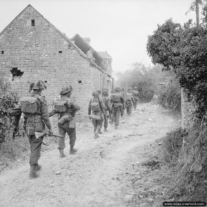 25 juin 1944 : des soldats du York and Lancaster Regiment dans le village de Fontenay-le-Pesnel. Photo : IWM