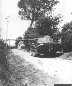 25 juin 1944 : le char Panther « 438 » du SS-Uscha Gerhard Mahlke de la 12ème S.S. Panzerdivision, tué pendant les combats ce même jour. Photo : Bundesarchiv