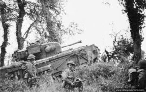 28 juin 1944 : un char Churchill du 7th Royal Tank Regiment, 31st Tank Brigade, appuie les soldats du 8th Royal Scots dans le secteur de Gavrus pendant l’opération Epsom. Photo : IWM.