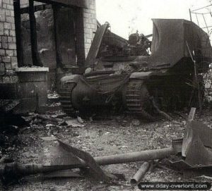 Après le 18 juillet 1944 : un canon automoteur Marder I codé 75 mm PaK 40 (Sf) ausf. Geschützwagen 39H (f) équipé de protections latérales supplémentaires détruit dans la localité de Giberville pendant l’opération Atlantic. Ce « Beutepanzer » utilise le chassis du char français Hotchkiss H39. Son canon 10,5 cm FH 18/40 a été arraché lors de sa destruction. Il appartient à la deuxième batterie du Sturmgeschütz Abteilung 200 de la 21. Panzer-Division. Photo : DR