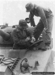 Un char Sherman Firefly ayant appartenu au 148th Royal Armored Corps, 33rd Armored Brigade, est capturé et testé par le Schwere Panzer-Abteilung 503 au nord-est de Giberville. Photo : Bundesarchiv