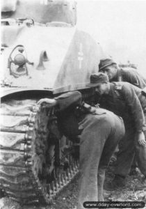 Un char Sherman Firefly ayant appartenu au 148th Royal Armored Corps, 33rd Armored Brigade, est capturé et testé par le Schwere Panzer-Abteilung 503 au nord-est de Giberville. Photo : Bundesarchiv