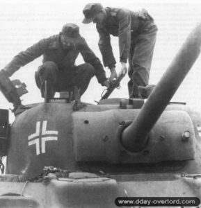 Un char Sherman Firefly ayant appartenu au 148th Royal Armored Corps, 33rd Armored Brigade, est capturé et testé par le Schwere Panzer-Abteilung 503 au nord-est de Giberville. Photo : Bundesarchiv