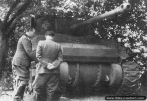 Un char Sherman Firefly ayant appartenu au 148th Royal Armored Corps, 33rd Armored Brigade, est capturé et testé par le Schwere Panzer-Abteilung 503 au nord-est de Giberville. Photo : Bundesarchiv