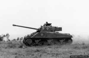 Un char Sherman Firefly ayant appartenu au 148th Royal Armored Corps, 33rd Armored Brigade, est capturé et testé par le Schwere Panzer-Abteilung 503 au nord-est de Giberville. Photo : Bundesarchiv