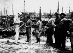 Juillet 1944 : les pêcheurs de Grandcamp sont invités à participer aux actions de déminage. Photo : US National Archives
