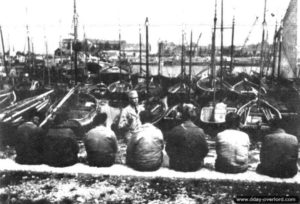 Juillet 1944 : les pêcheurs de Grandcamp sont invités à participer aux actions de déminage. Photo : US National Archives
