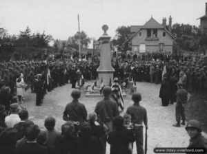 14 juin 1944 : cérémonie du souvenir à l’occasion de la visite du général de Gaulle à Grandcamp. Photo : US National Archives