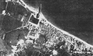 15 juin 1944 : vue aérienne de la localité de Grandcamp et de son port. Photo : US National Archives