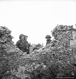 9 juillet 1944 : des soldats du Stormont, Dundas and Glengarry Highlanders dans le secteur de Gruchy. Photo : IWM