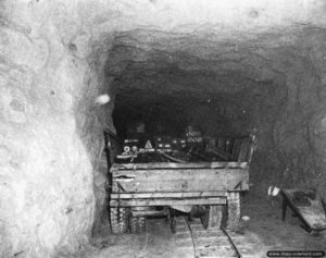 Vue intérieure de l’une des galeries de la carrière des Aucrais du Haut-Mesnil utilisée par les Allemands pour stocker du matériel. Photo : DR