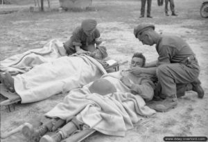 18 juillet 1944 : des blessés anglais et allemands soignés dans le secteur de Hérouvillette pendant l’opération Goodwood. Photo : IWM