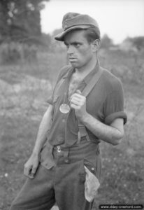 18 juillet 1944 : un soldat allemand fait prisonnier pendant l’opération Goodwood, dans le secteur de Hérouvillette. Photo : IWM